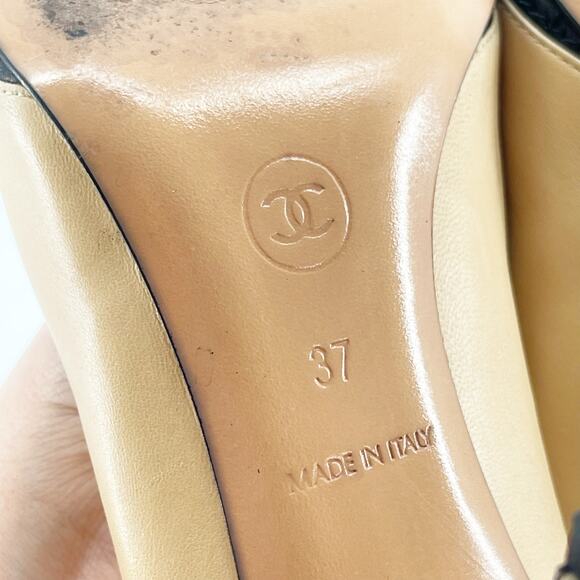 Chanel Vintage Beige with Black Quilted Cap Toe CC Bow Heels EU 37 Leather Pumps - Picture 15 of 15